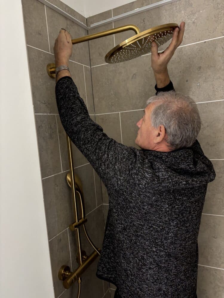 Professionel VVS-installatør fra David Hertig VVS monterer bruser hos kunde i Hørsholm, Gentofte eller Kokkedal – kvalitetsløsninger inden for moderne VVS-arbejde.